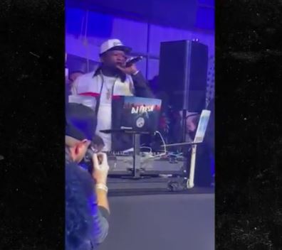 50 Cent se ha presentando en fiestas que celebran la llegada el Super Bowl, el primer evento masivo que realiza Estados Unidos tras la pandemia del covid-19. (Foto Prensa Libre: captura de pantalla)