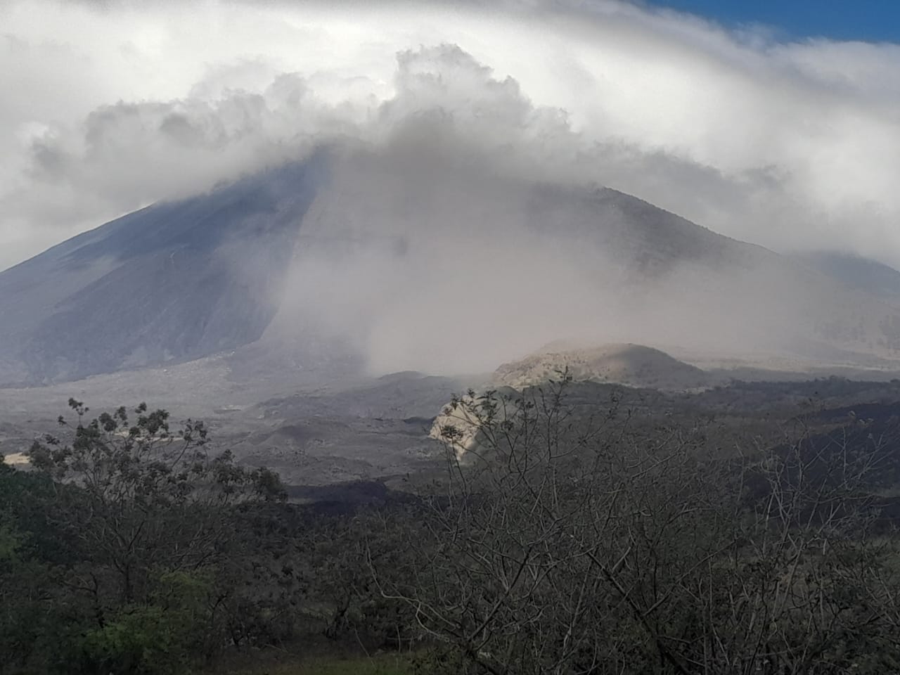 La ceniza del volcán Pacaya de dispersa sobre tres departamentos. (Foto Prensa Libre: Conred)