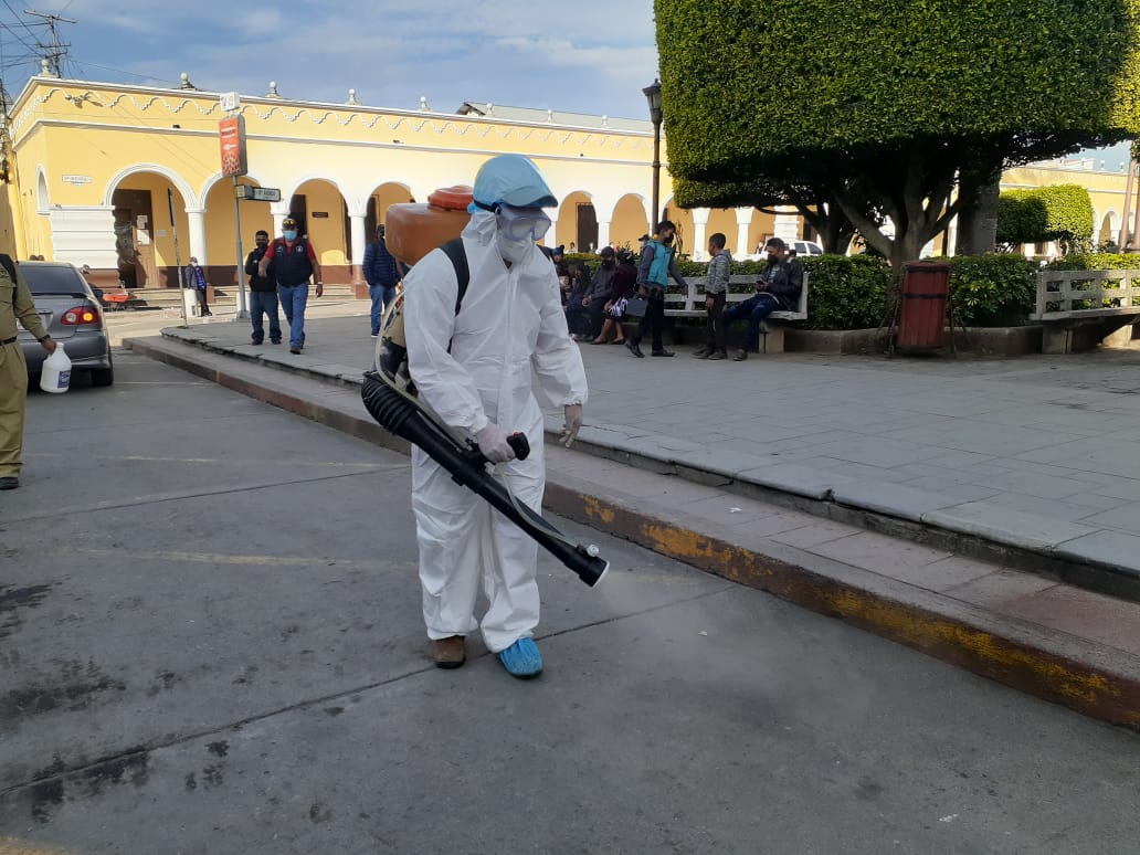 A pesar de una baja en la positividad de casos en el país, las autoridades recomiendan reforzar los protocolos de seguridad. (Foto Prensa Libre: Mike Castillo)