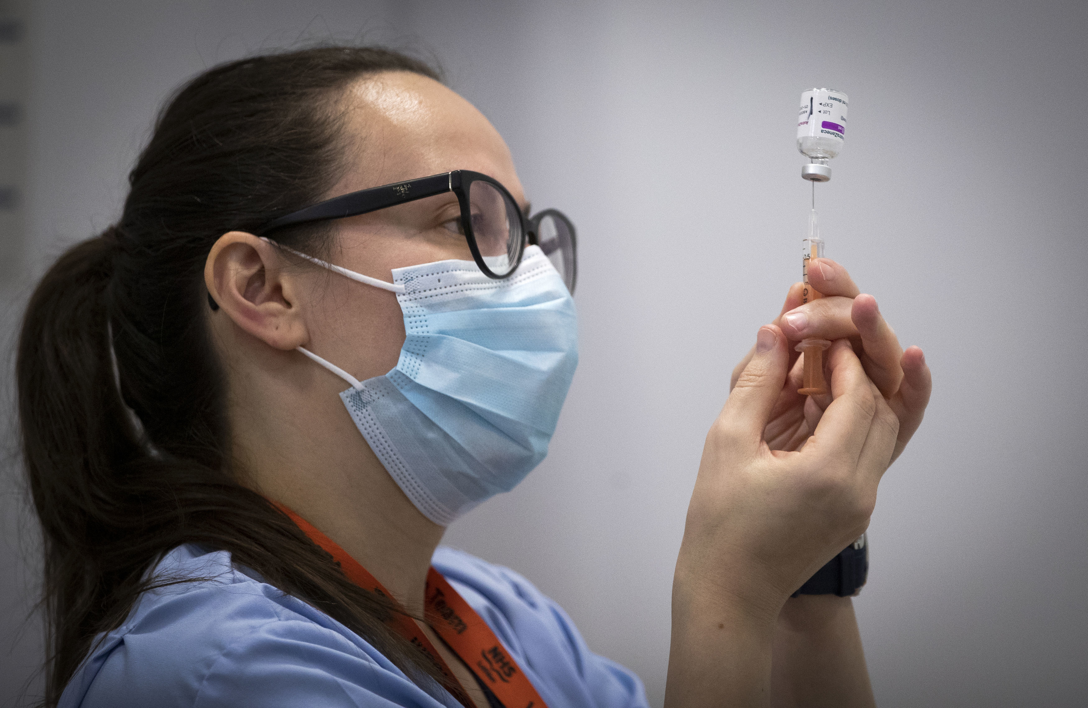 Una trabajadora sanitaria prepara una dosis de vacuna de AstraZeneca. (Foto: AFP)