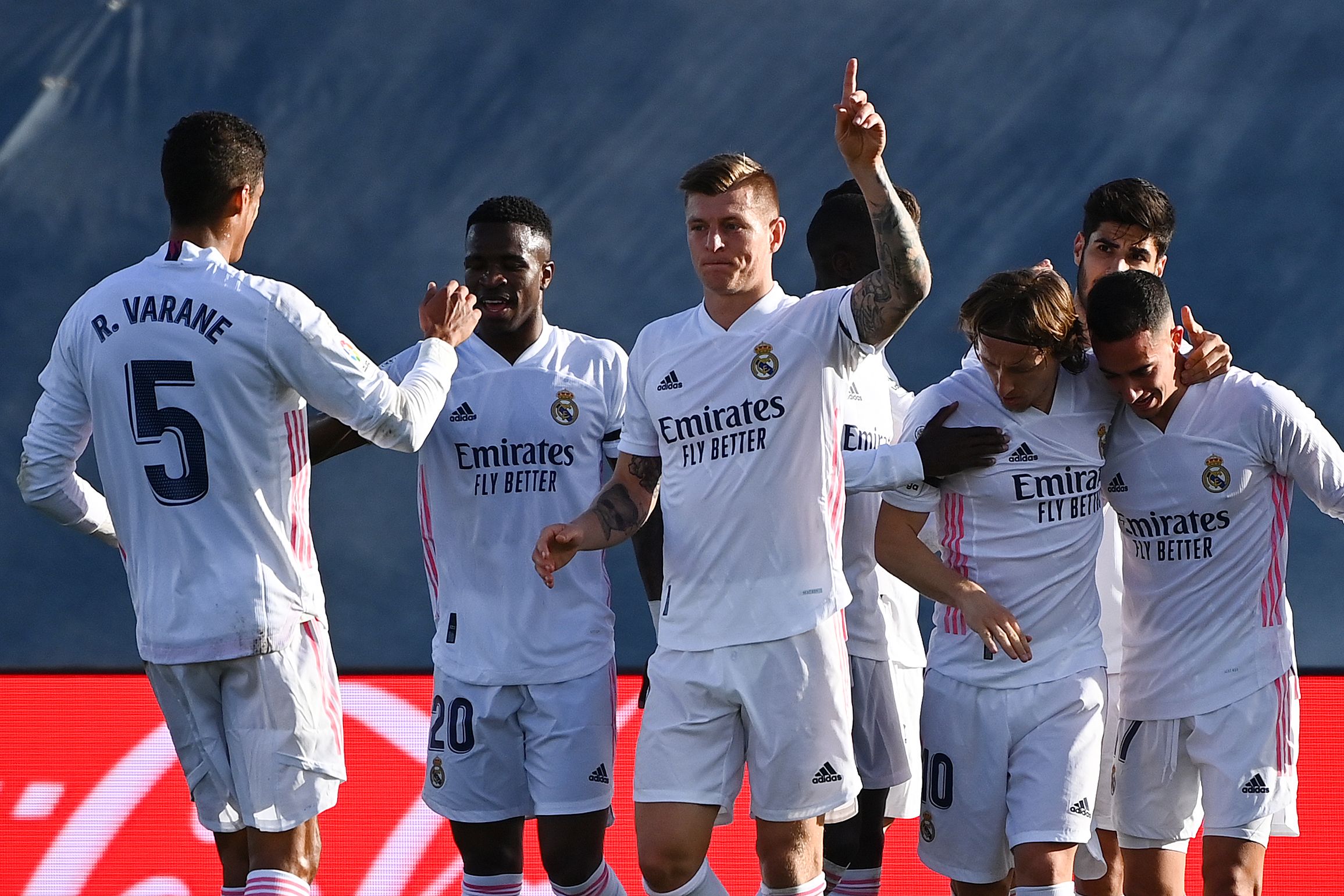 Toni Kroos festeja con sus compañeros el segundo gol del Real Madrid contra el Valencia. (Foto Prensa Libre: AFP).