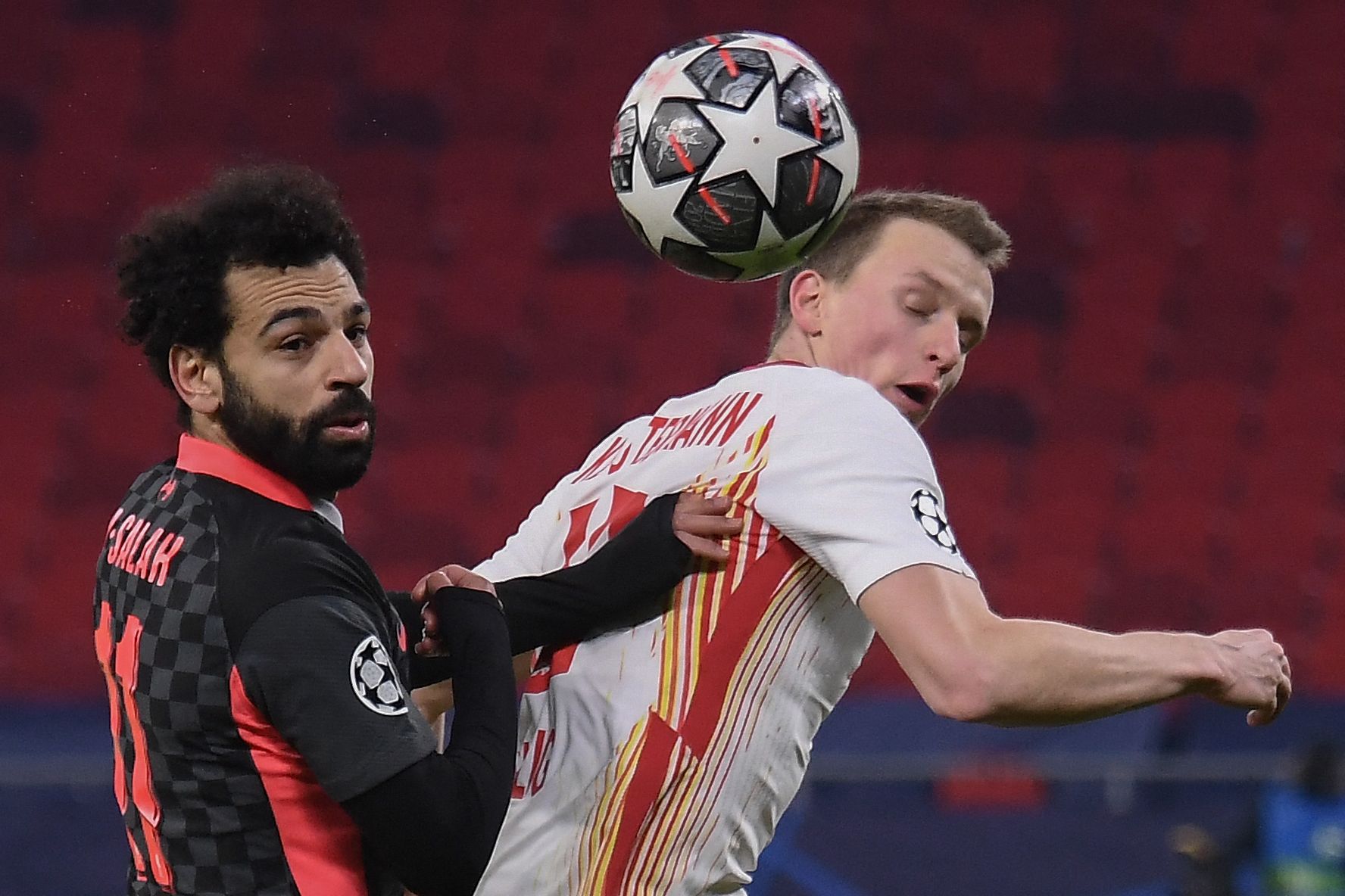 Mohamed Salah del Liverpool disputa un balón con Lukas Klostermann del RB Leipzig durante el partido de ida de los octavos de final. Foto Prensa Libre: AFP.