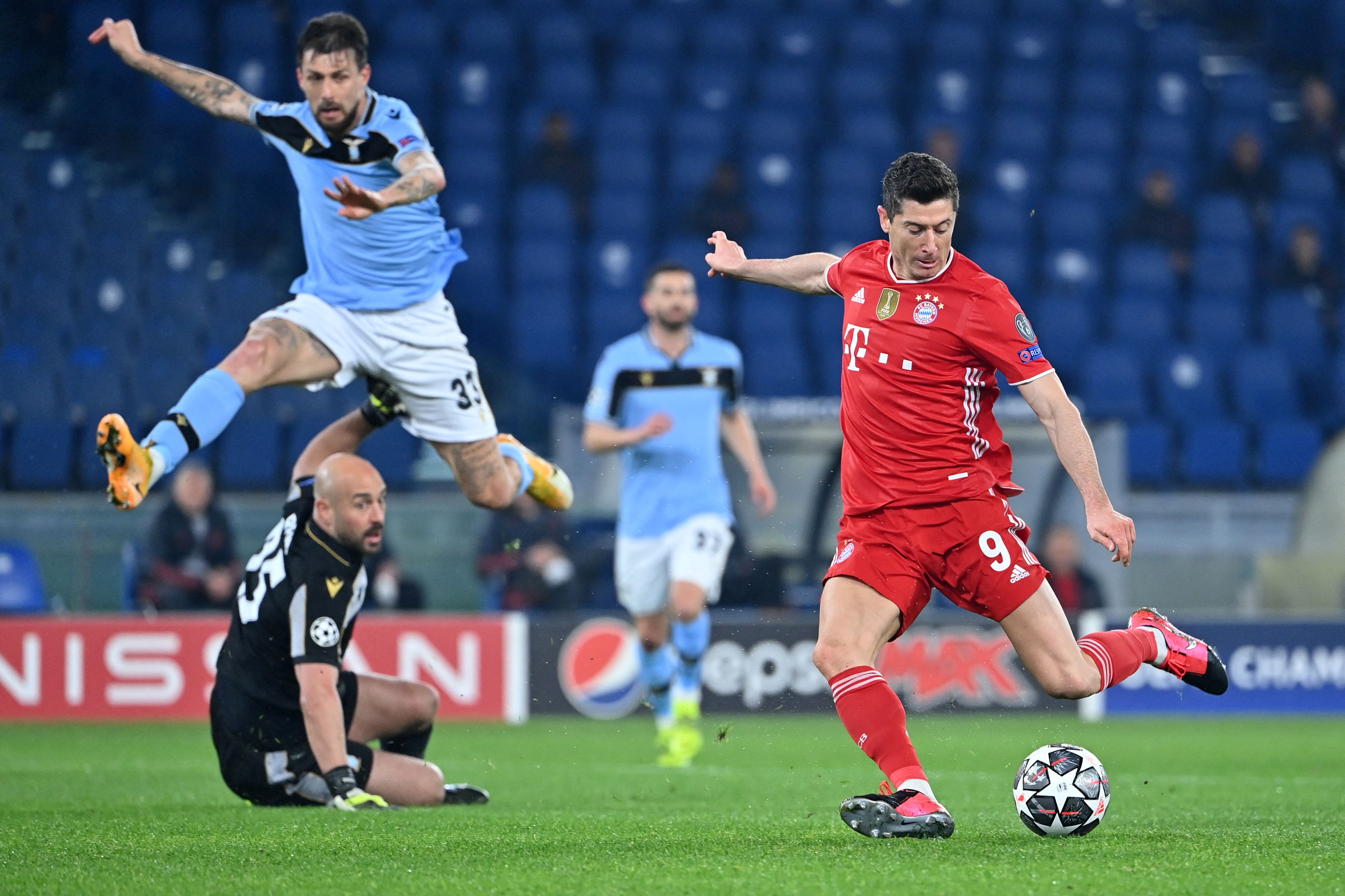 Robert Lewandowski anotó uno de los cuatro goles con que le ganaron en la ida a la Lazio. Foto Prensa Libre: AFP.