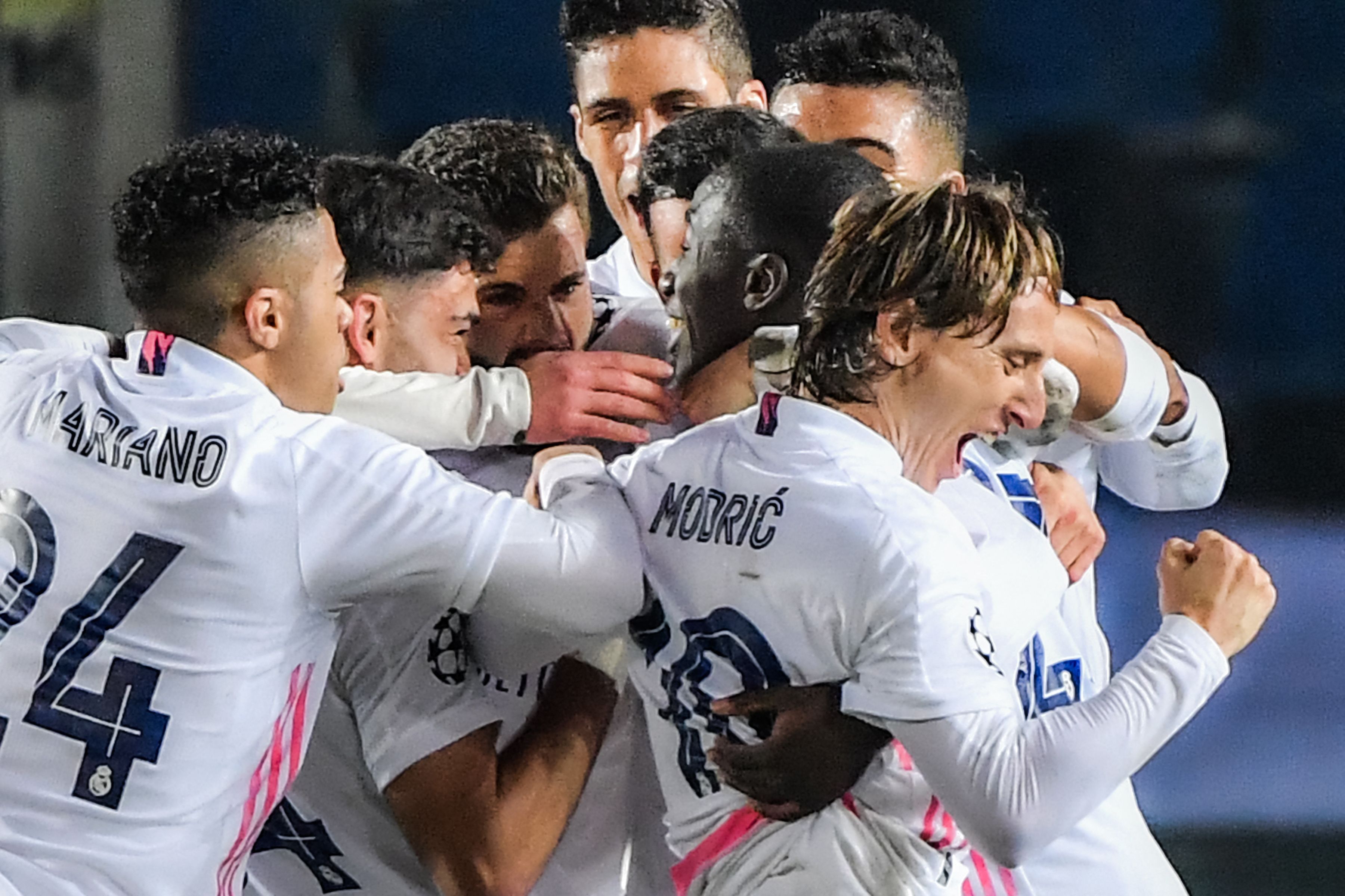 Ferland Mendy celebra con sus compañeros el gol que le anotó al Atalanta en el partido de ida. Foto Prensa Libre: AFP.