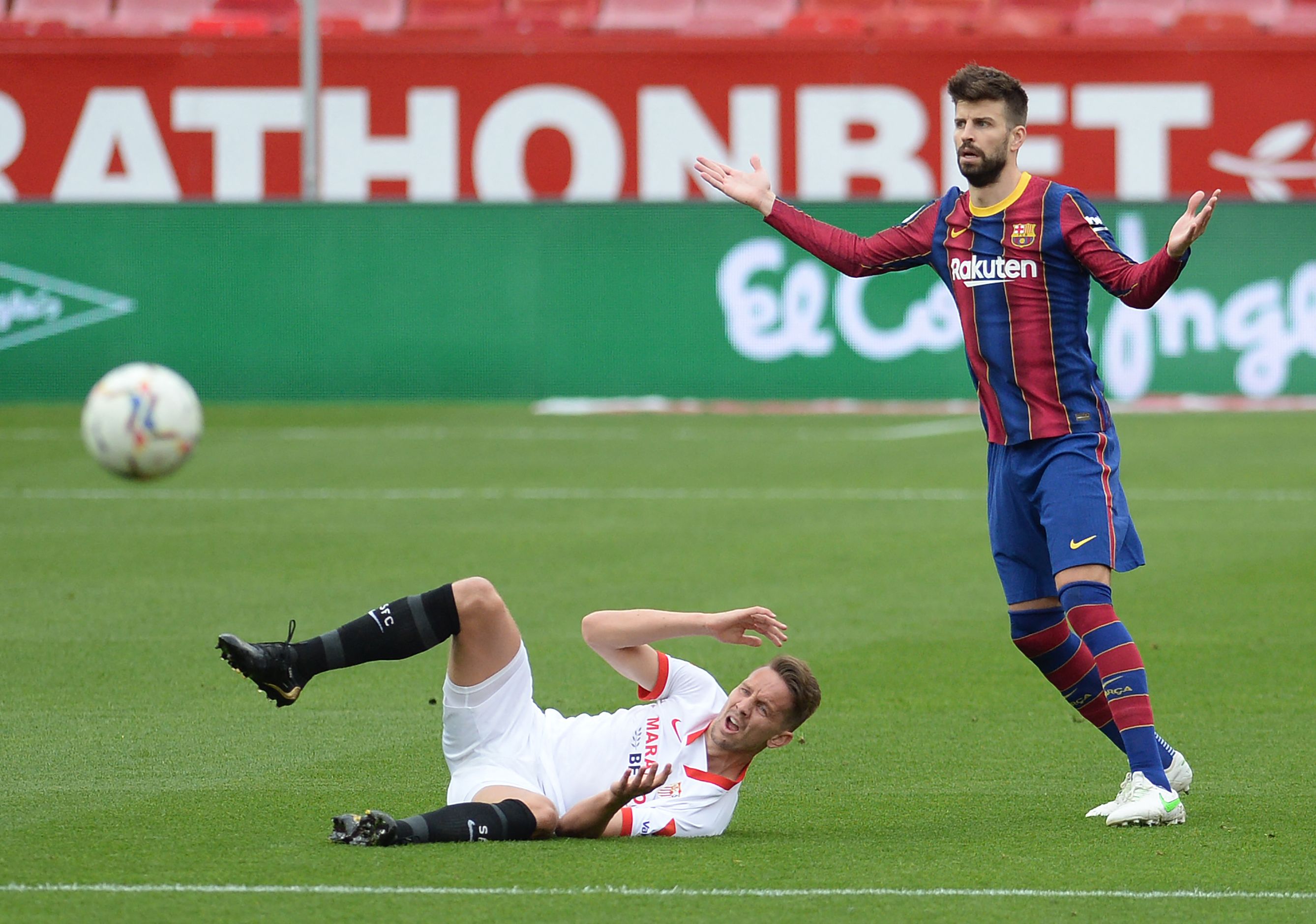 Gerard Pique habló sobre el resultado positivo frente al Sevilla y se mostró  optimista del futuro del Barcelona. (Foto Prensa Libre: AFP).