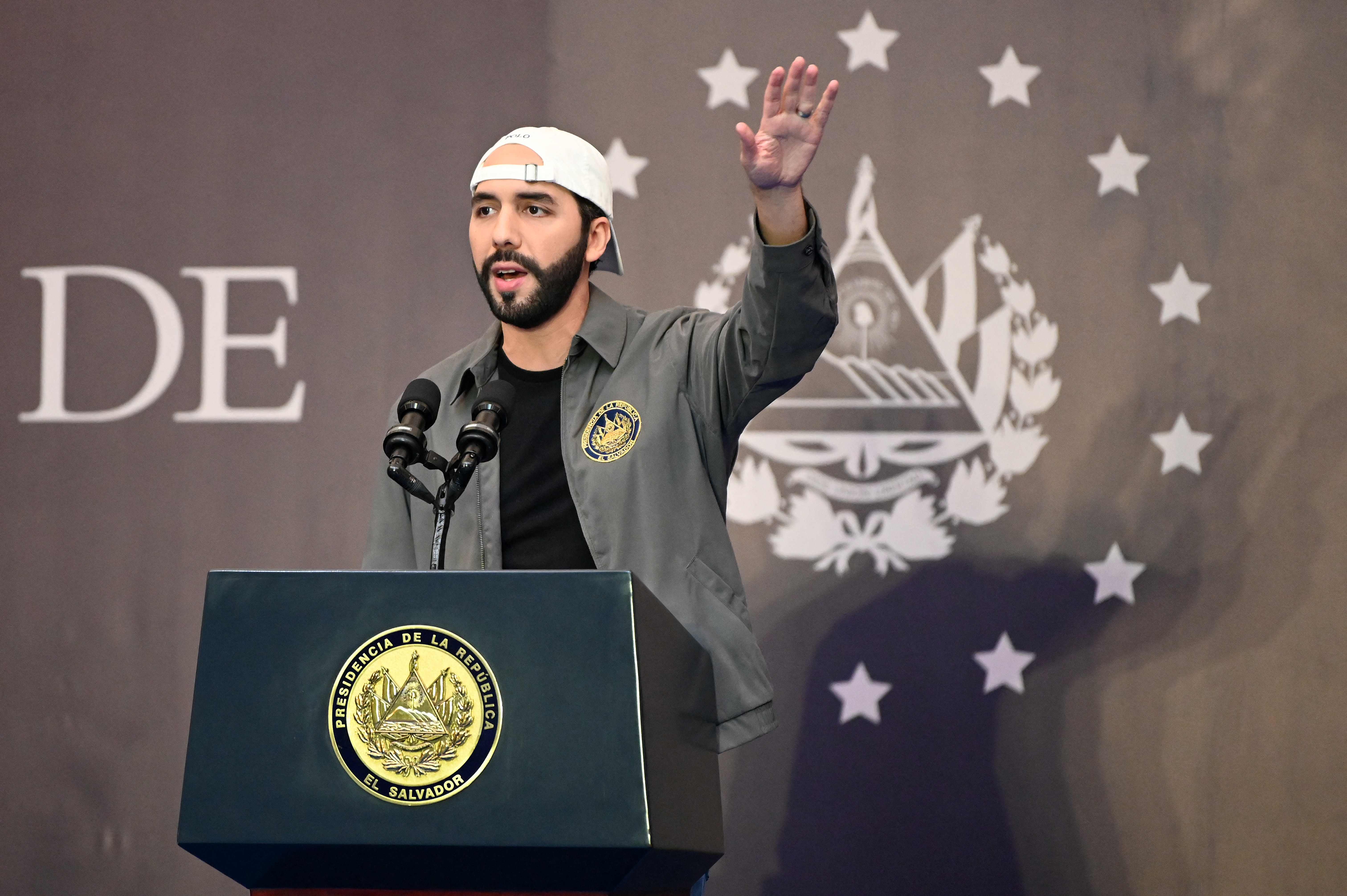 El presidente de El Salvador, Nayib Bukele, en una conferencia de prensa. (Foto Prensa Libre: AFP)