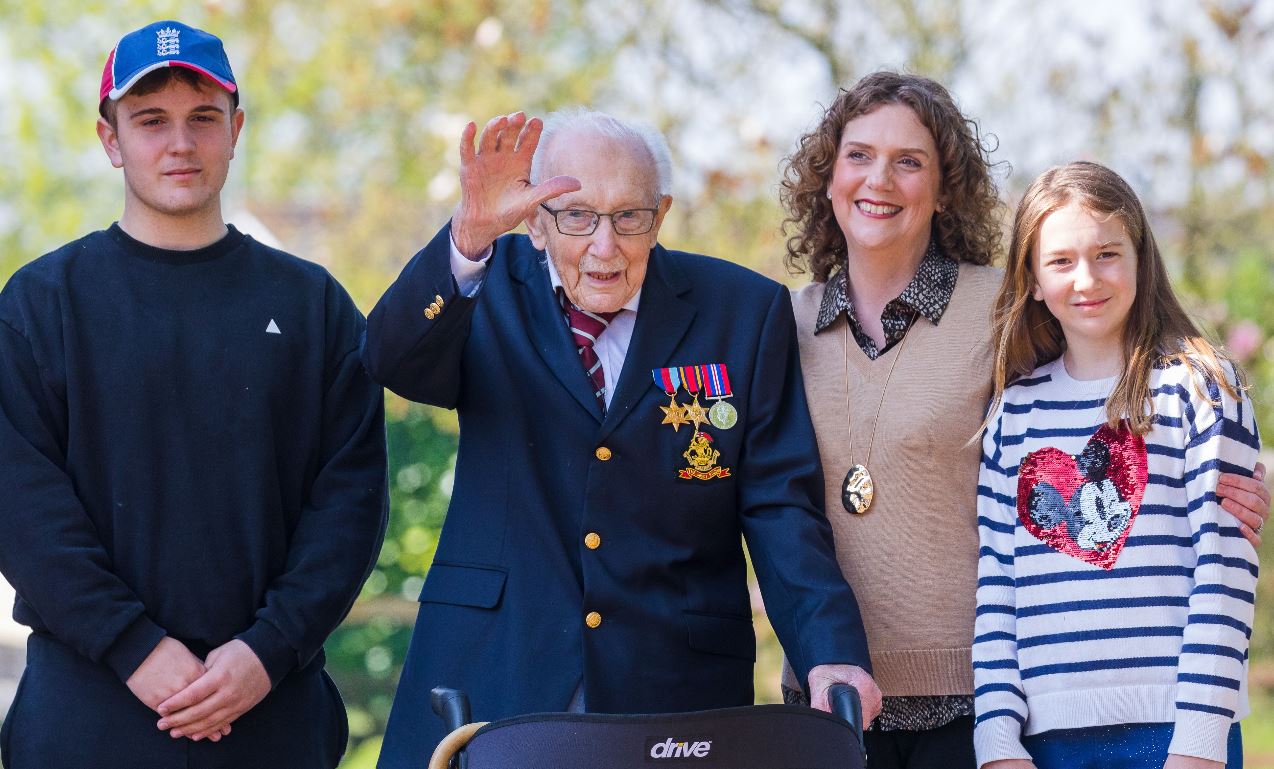 El capitán Tom Moore junto a algunos de sus familiares. (Foto Prensa Libre: EFE)