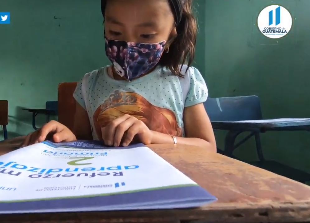 Una de las estudiantes de la Escuela Oficial Urbana No. 2 barrio El Calvario, en Santa Catalina La Tinta, donde se inauguró el ciclo escolar. (Foto Prensa Libre: Tomada de Canal de Gobierno)