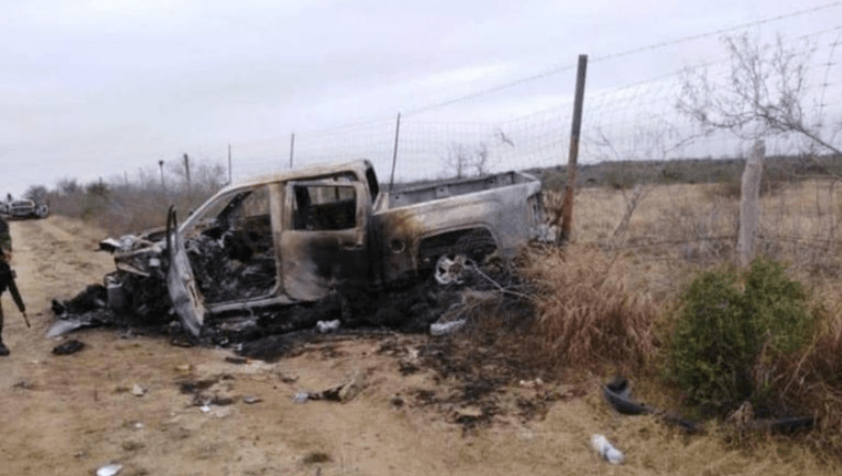 19 personas fueron halladas calcinadas en dos automóviles. Las víctimas viajaban hacia Estados Unidos. (Foto Prensa Libre: Tomada de Omnia)