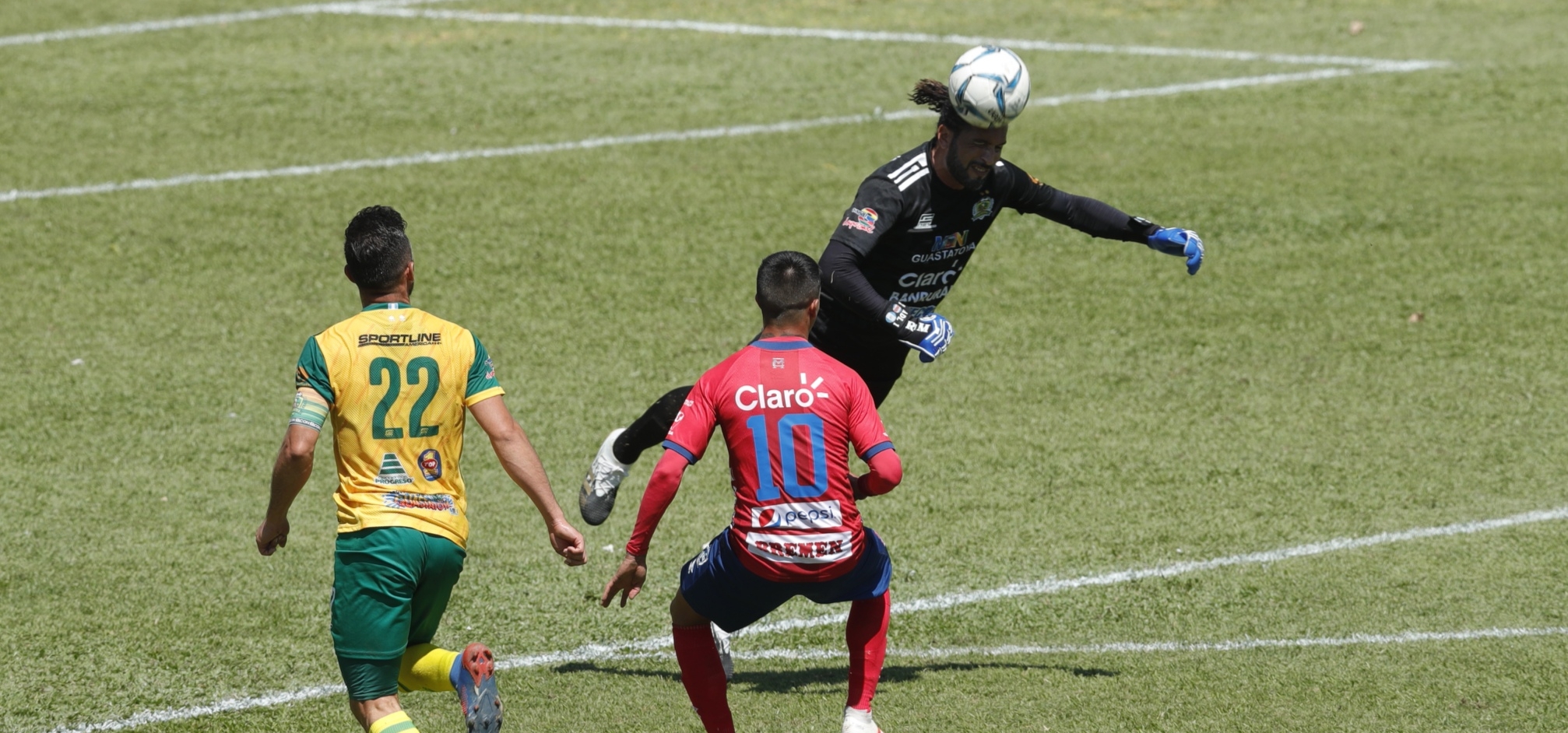 Acción durante el juego entre Guastatoya y Municipal, en la ida de la final del Apertura 2020. (Foto Prensa Libre: Esbin García)