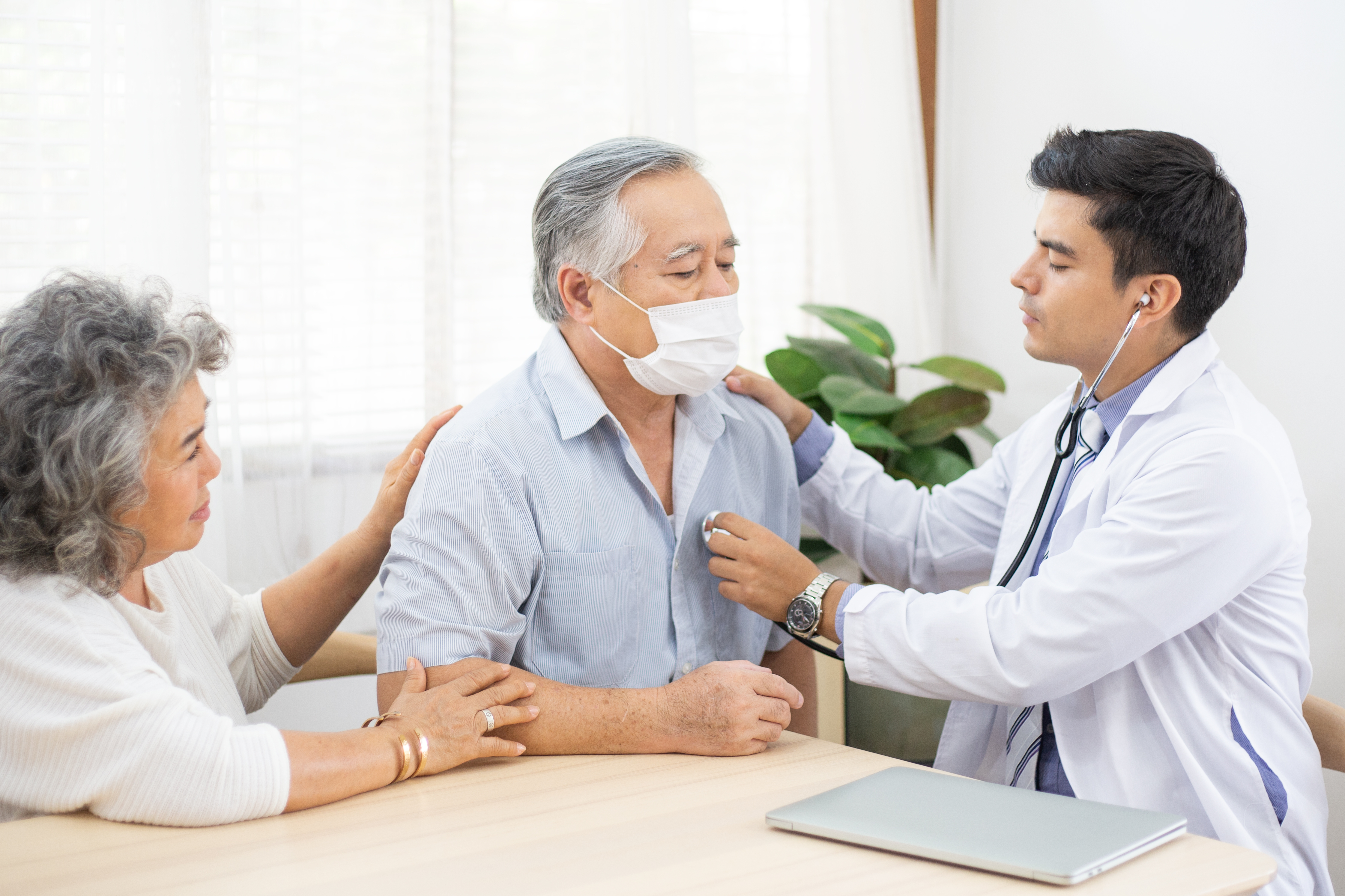 Los chequeos médicos constantes ayudan a detectar algún cáncer en etapa temprana, por lo que los tratamientos podrían ser menos invasivos. (Foto Prensa Libre: Shutterstock). 