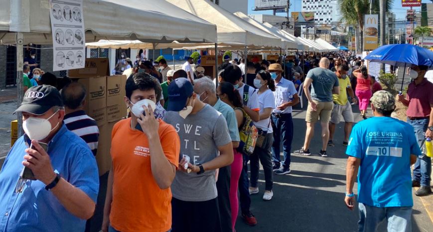 Salvadoreños hacen filas para votar en las Elecciones Legislativas 2021. (Foto Prensa Libre: EFE)