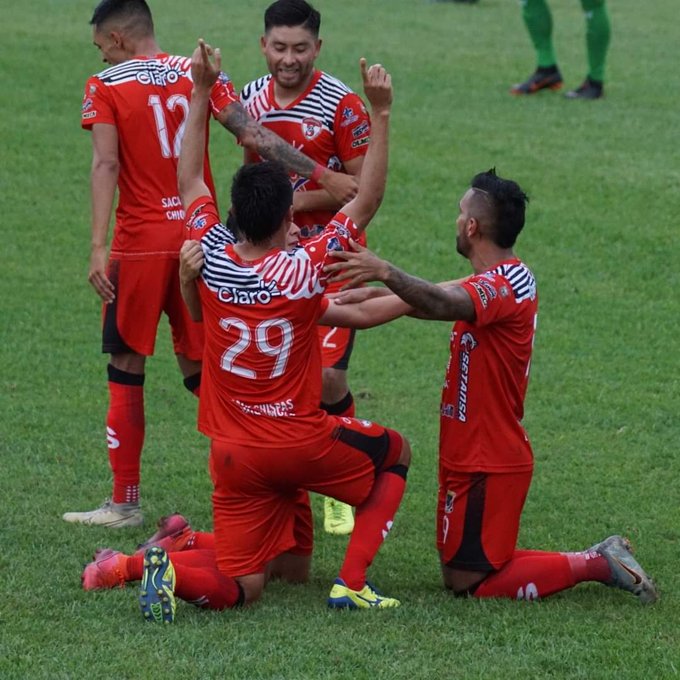 Edson Hernández celebra el gol de la victoria de Sacachispas frente a Achuapa. (Foto AndresNadf).