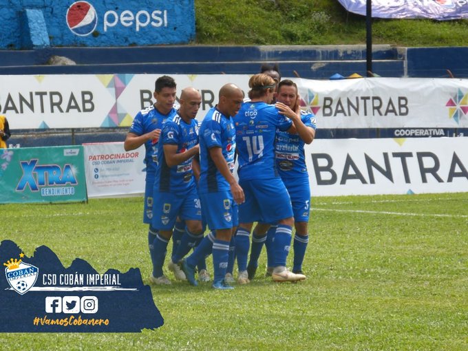 Los jugadores de Cobán festejan el tanto de Pedro Altán contra Municipal. (Foto Cobán Imperial).