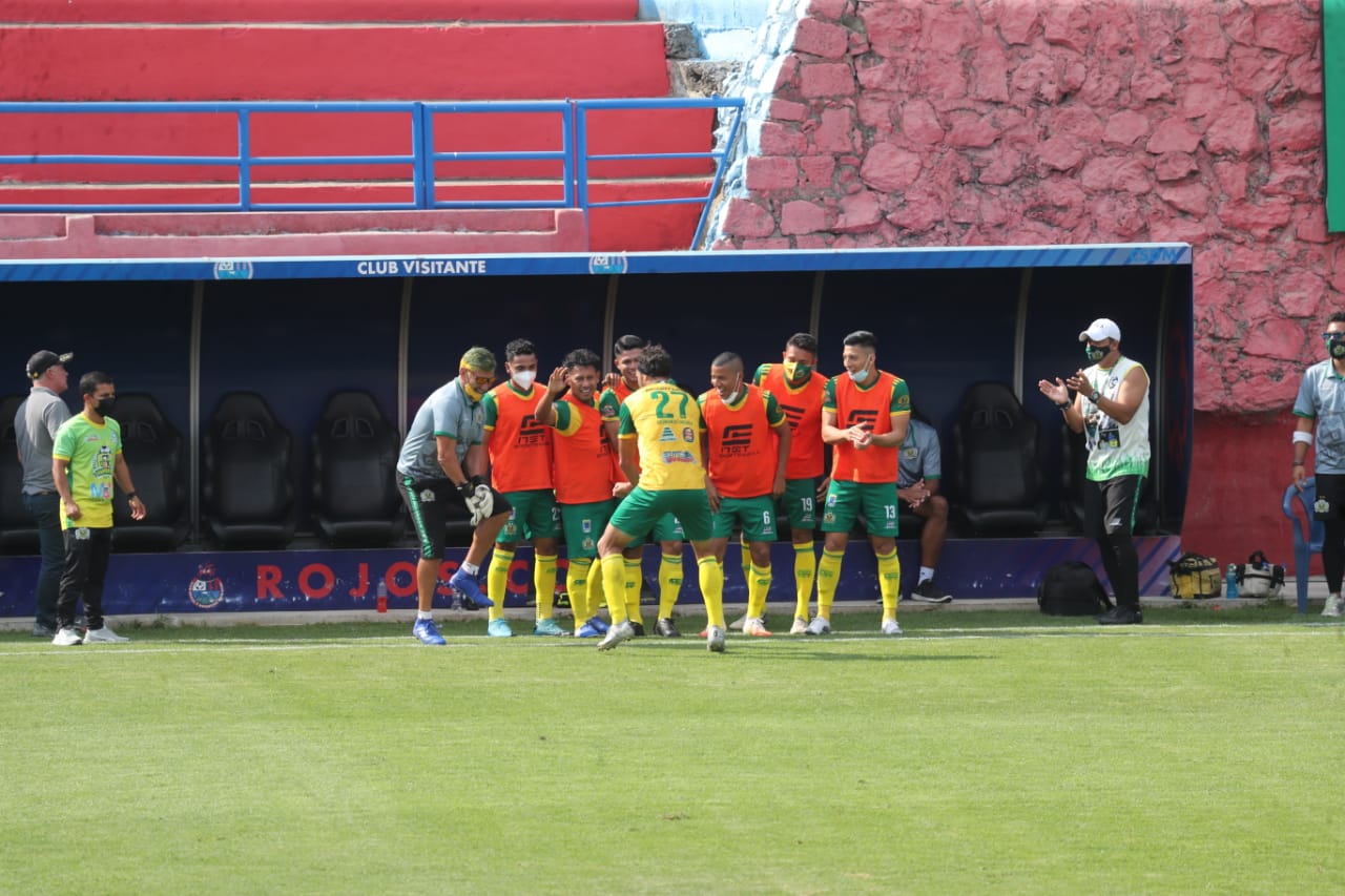 Los jugadores de Guastatoya festejan el gol de Landín contra Municipal. (Foto Prensa Libre: Érick Ávila).