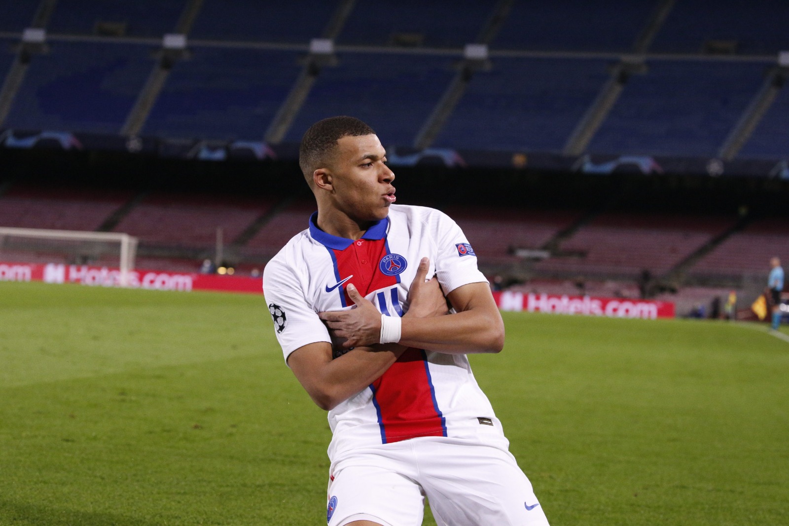 Kylian Mbappé fue la gran figura del partido de ida de octavos de final entre Barcelona y PSG. (Foto Prensa Libre: Twitter PSG)