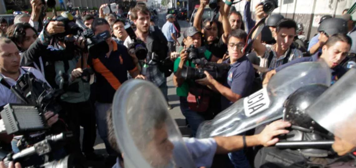 Periodistas han sido agredidos no solo durante la cobertura de protestas, sino también de otros hechos noticiosos. (Foto Prensa Libre: HemerotecaPL)