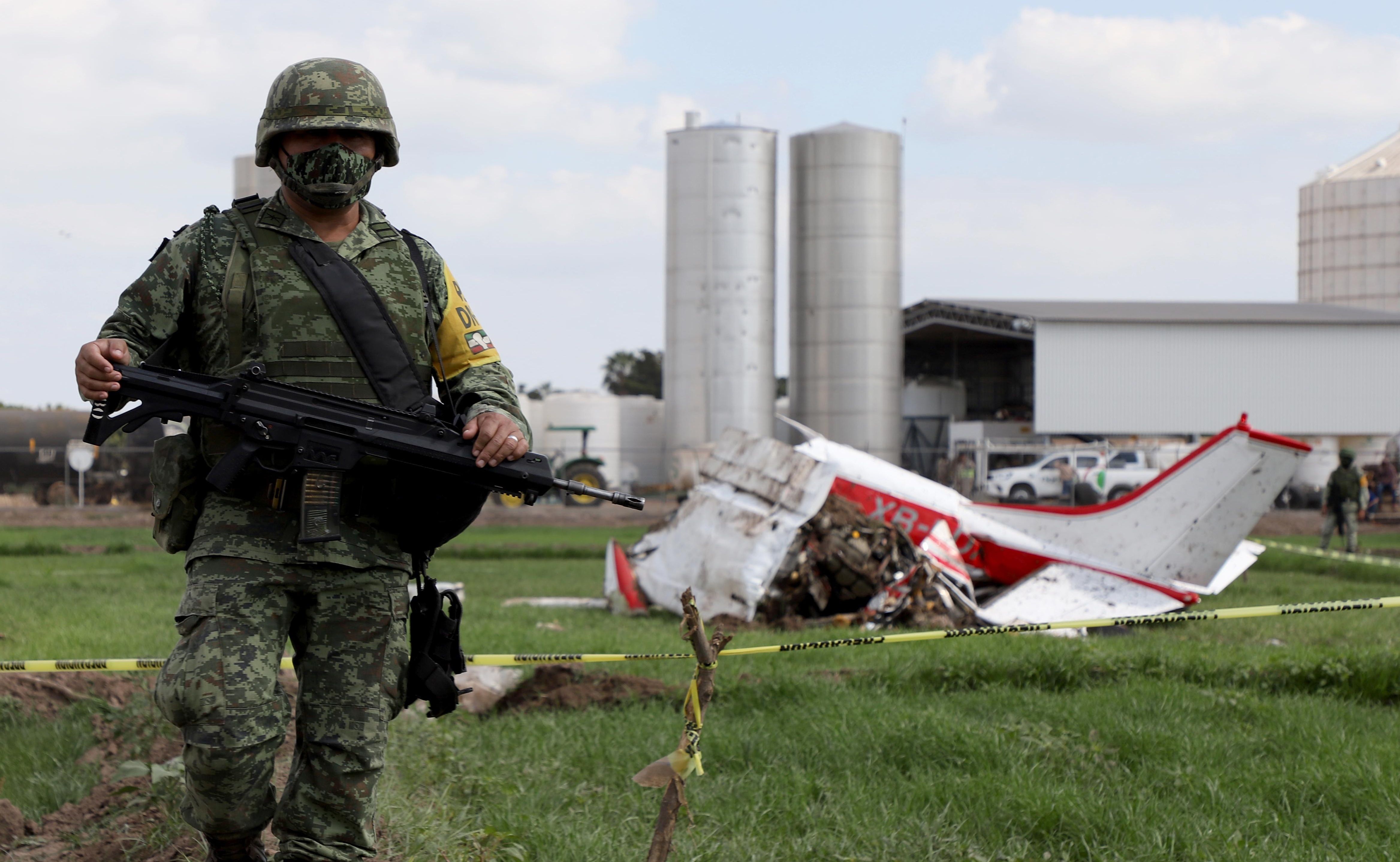 
El accidente ocurrió en un campo de cultivo en Navolato, a unos 200 metros de la carretera Culiacán-Navolato. (Foto Prensa Libre: EFE)