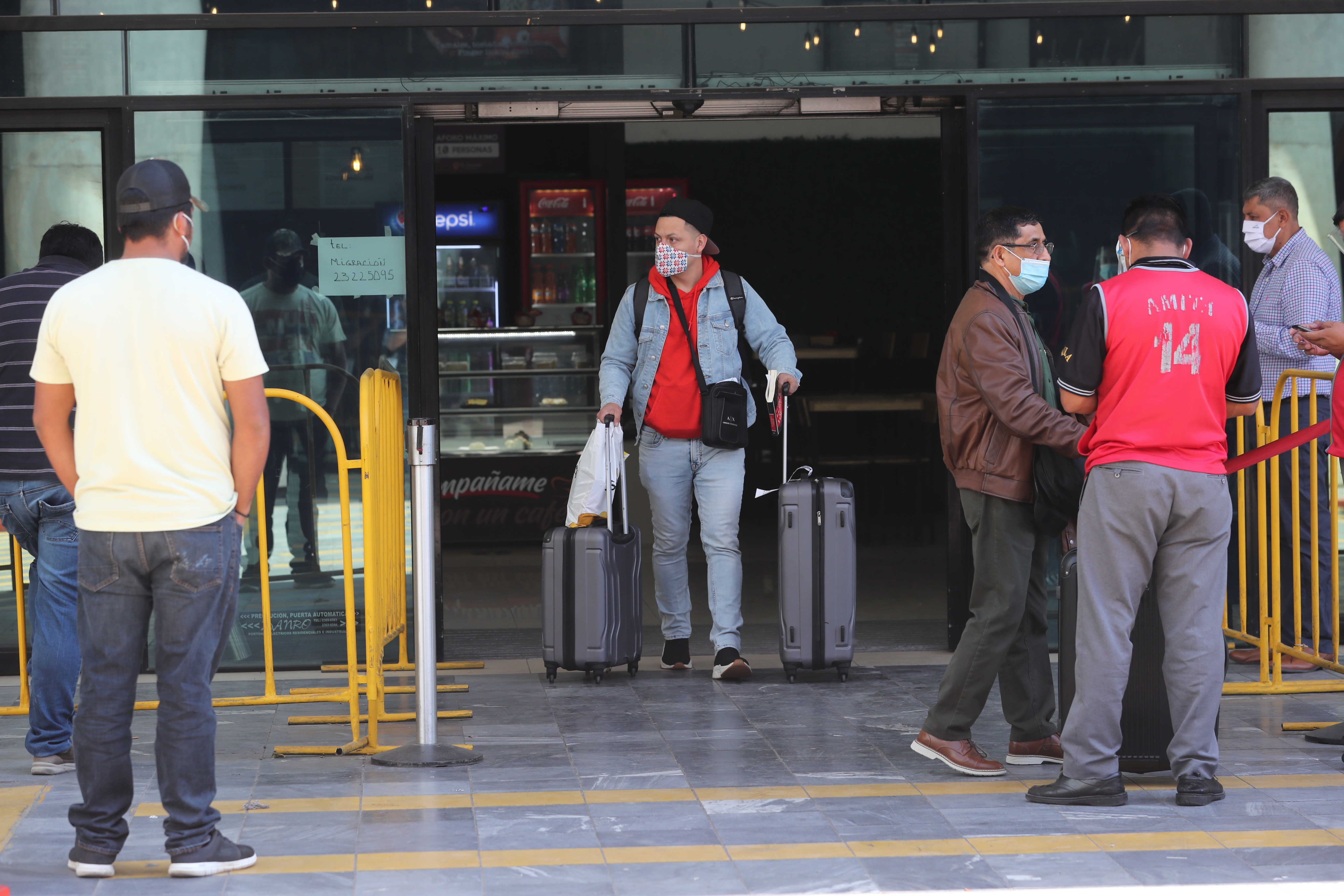 

Las personas que viaja desde o hacia Guatemala deben cumplir con los lineamientos establecidos por las autoridades de Salud. (Foto: Hemeroteca PL)
