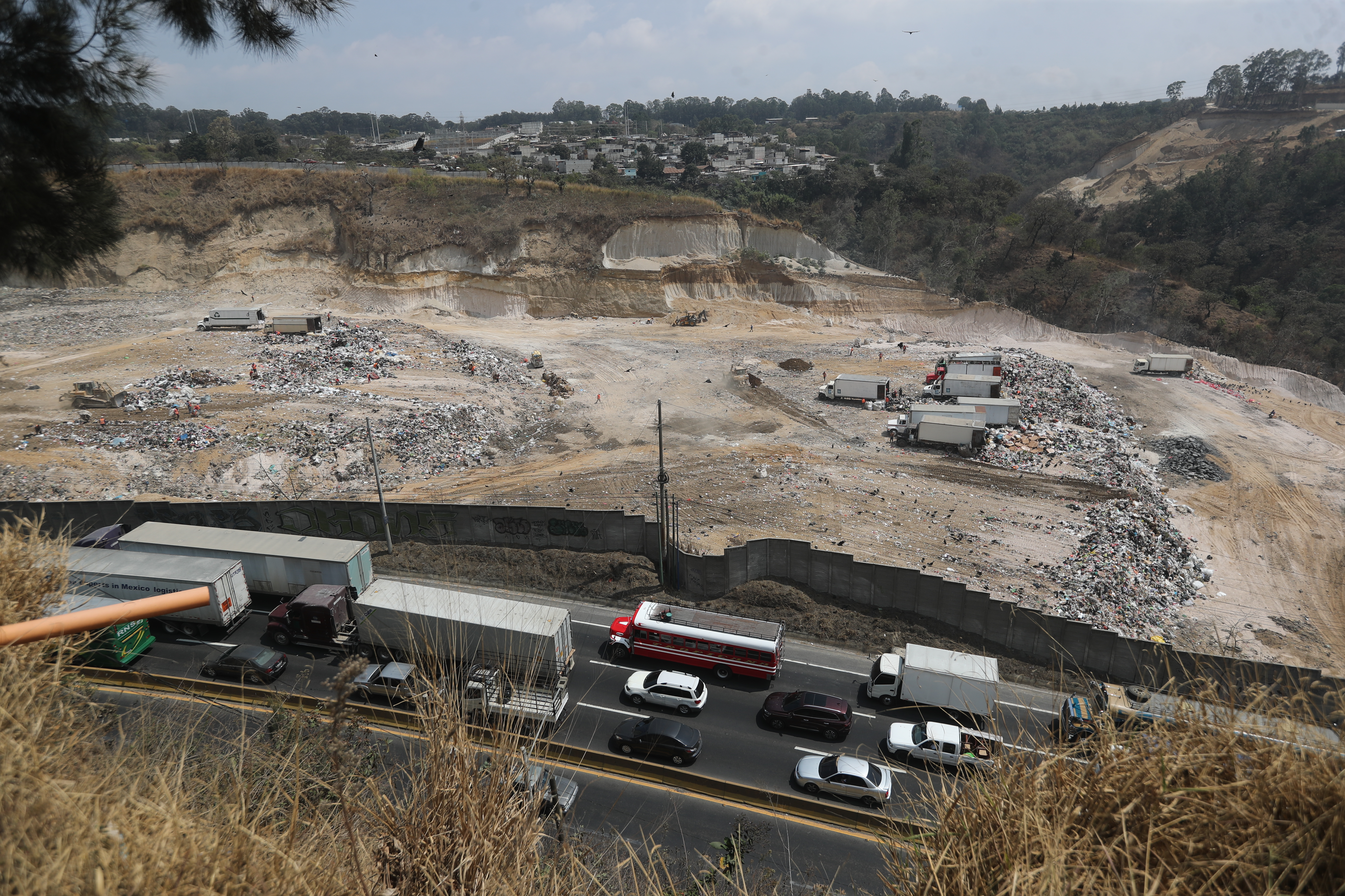 El actual vertedero está en el km 22.5 de la ruta al Pacífico y aún recibe entre mil y mil 400 toneladas de basura, aunque s su vida útil ya terminó. (Foto Prensa LIbre: Érick Ávila)