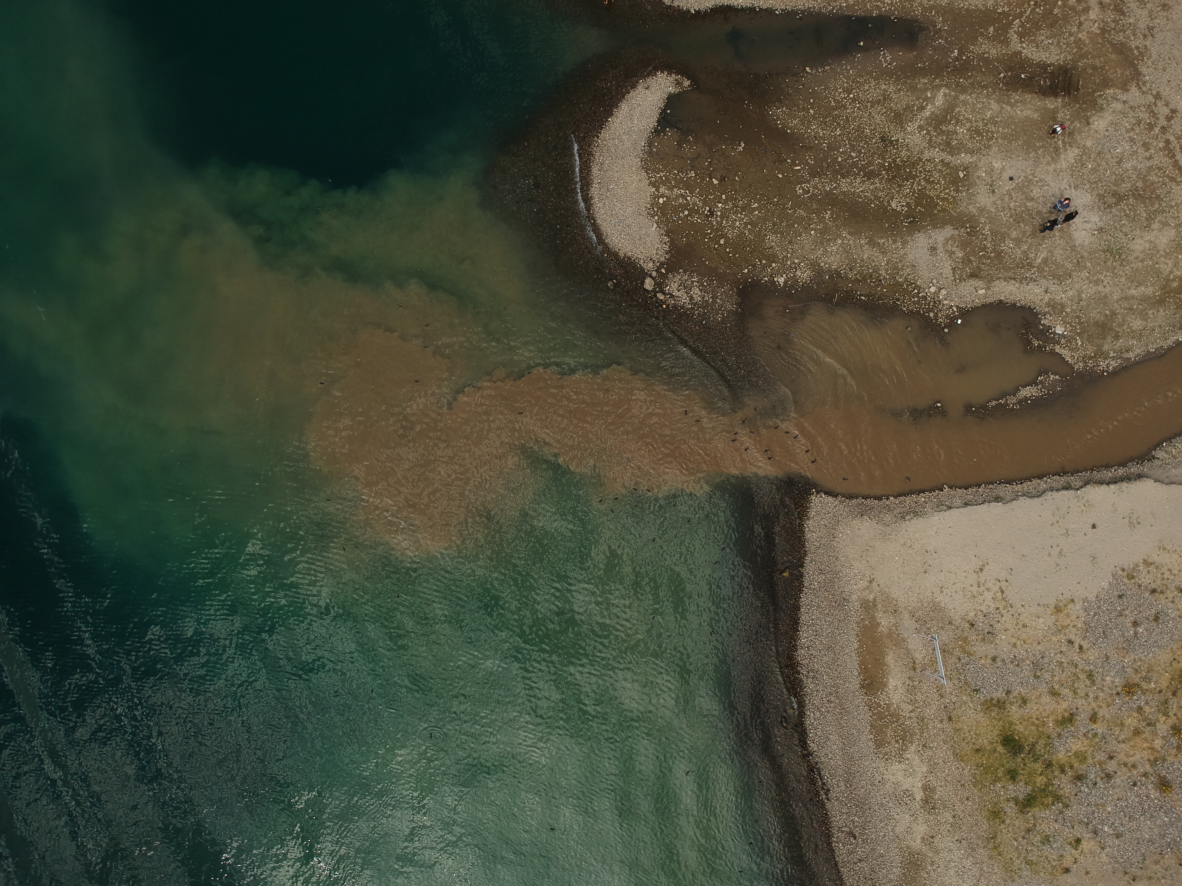 En la toma aérea se evidencian los desechos sólidos y químicos, la deforestación y las aguas residuales contaminan el cuerpo de agua. Fotografía Prensa Libre: Carlos Hernández Ovalle.