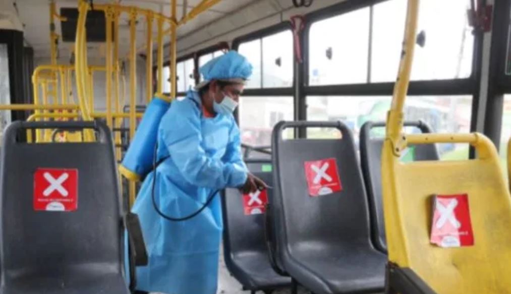 Un trabajador desinfecta una unidad de transporte público en Guatemala. (Foto Prensa Libre: Hemeroteca PL)