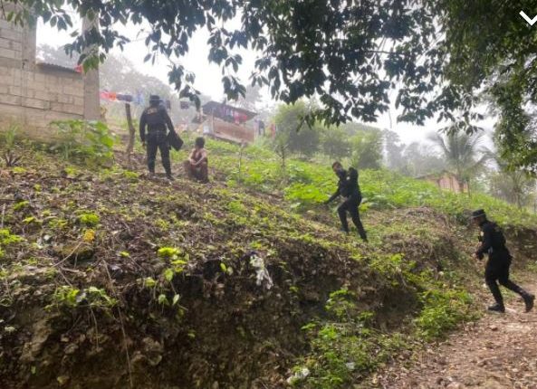 Durante la búsqueda, policía y vecinos se unieron para encontrar a la niña. (Foto Prensa Libre: Archivo) 