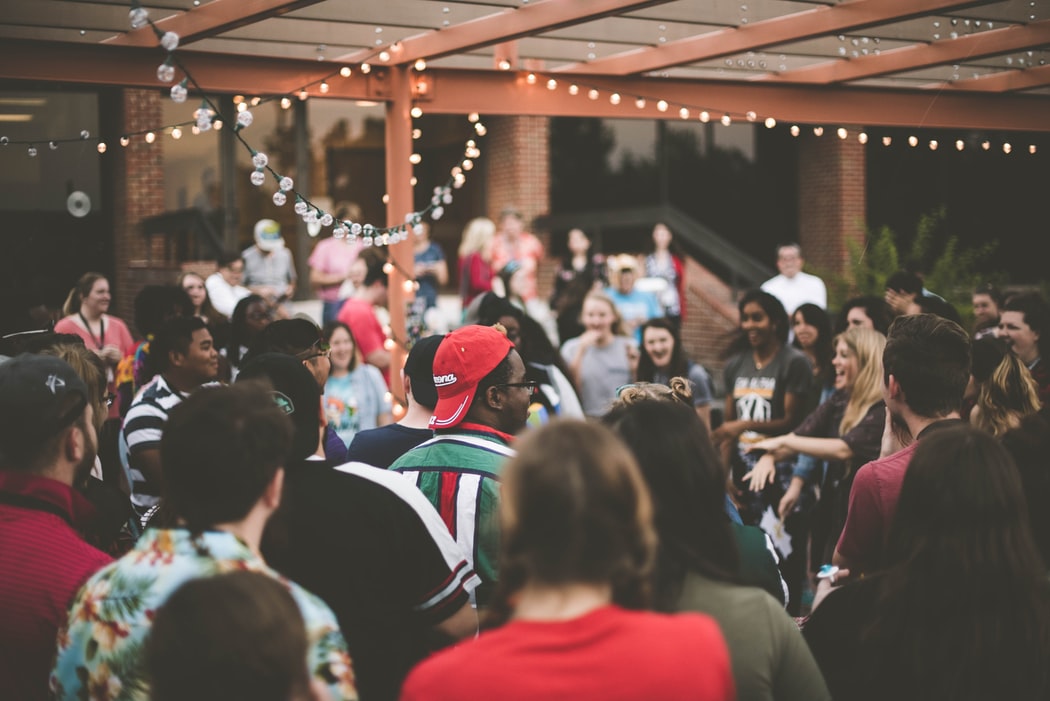 Clientes de un bar en Israel reciben bebidas gratis al vacunarse contra el coronavirus. (Foto Prensa Libre: Unsplash)