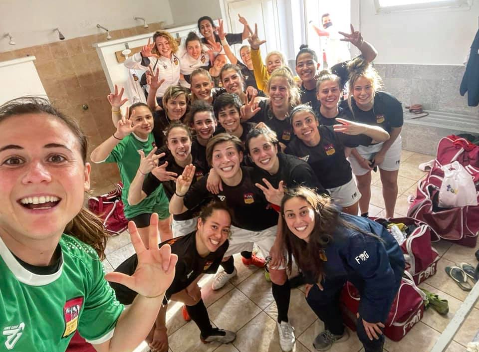 Las jugadores de la Roma CF, donde milita Ana Lucía Martínez festejaron el triunfo de este domingo. (Foto Roma CF).