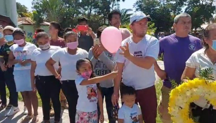 Personas portan globos en memoria de Sharon Figueroa. (Foto Prensa Libre: Wilder López) 