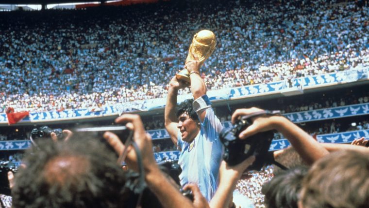 Diego Armando Maradona con la Copa del Mundo tras derrotar a Alemania el 29 de junio de 1986 en México. (Foto Prensa Libre: EFE)