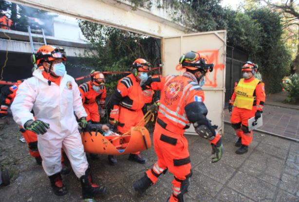 Bomberos participan en simulacro para recordar el terremoto de 1976. (Foto Prensa Libre: Byron García)