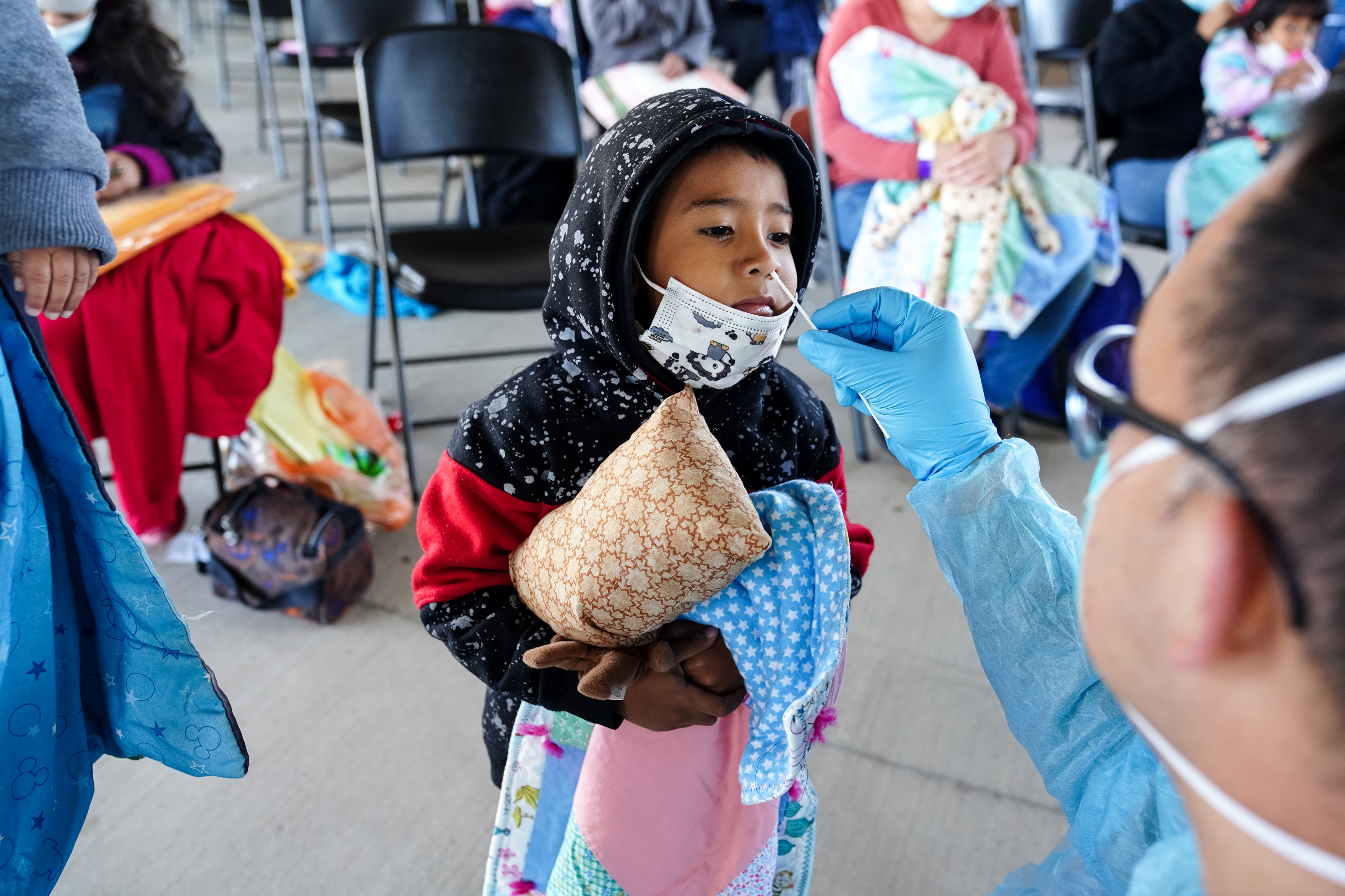 Un niño de Guatemala se somete a la prueba del coronavirus después de ser liberado por Aduanas y Protección Fronteriza en Brownsville, Texas, 20 de febrero de 2021. Funcionarios de las administraciones de Trump y Biden han dicho que mantener la regla de pandemia es necesario para prevenir la propagación del coronavirus en los centros de detención y en las comunidades fronterizas. (Foto Prensa Libre: Ilana Panich-Linsman/The New York Times)
