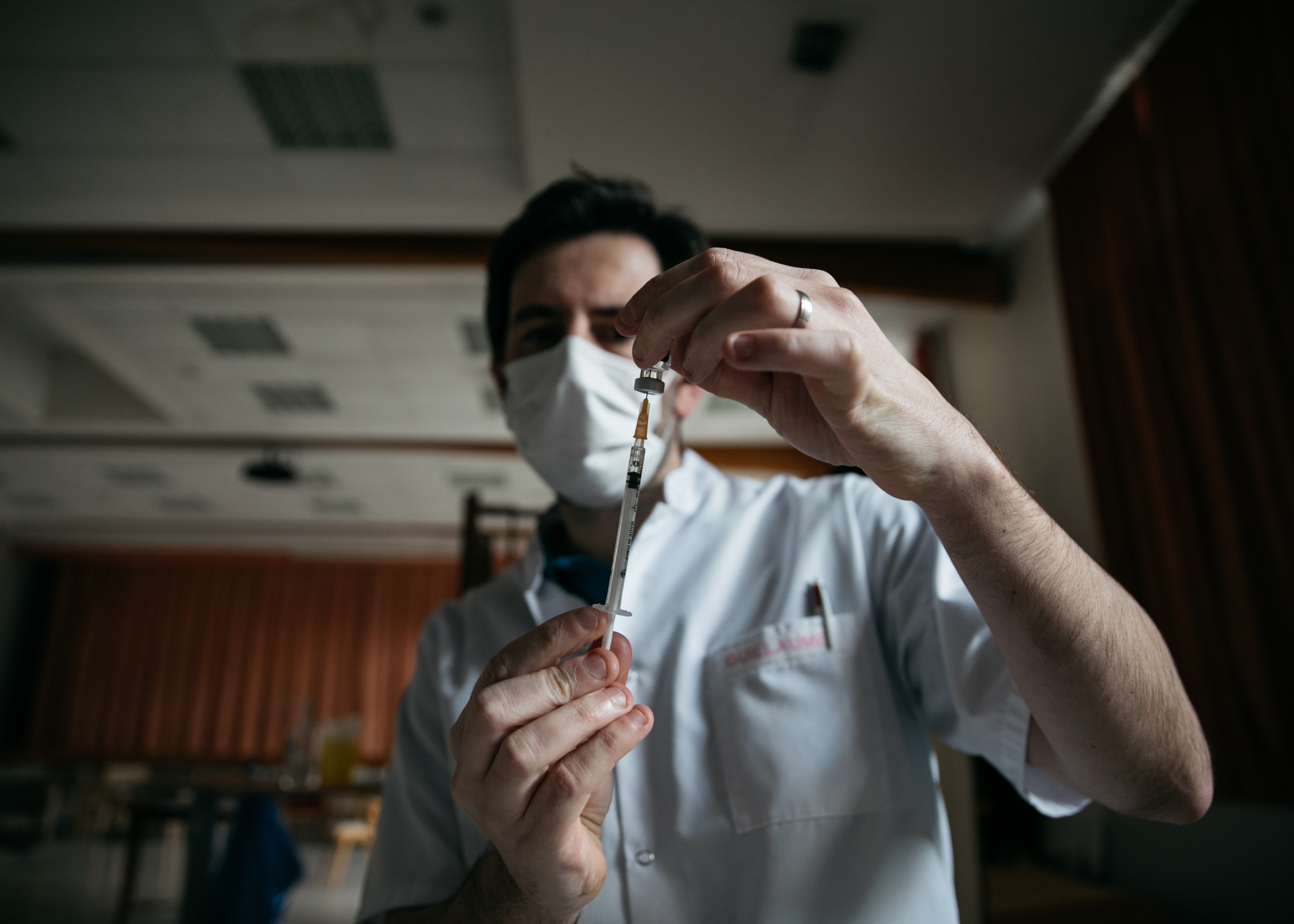 Guillaume Collet extrae una dosis de la vacuna Pfizer-BioNTech COVID-19 en un hogar de ancianos en Reims, Francia, el 8 de enero de 2021. (Andrea Mantovani / The New York Times)