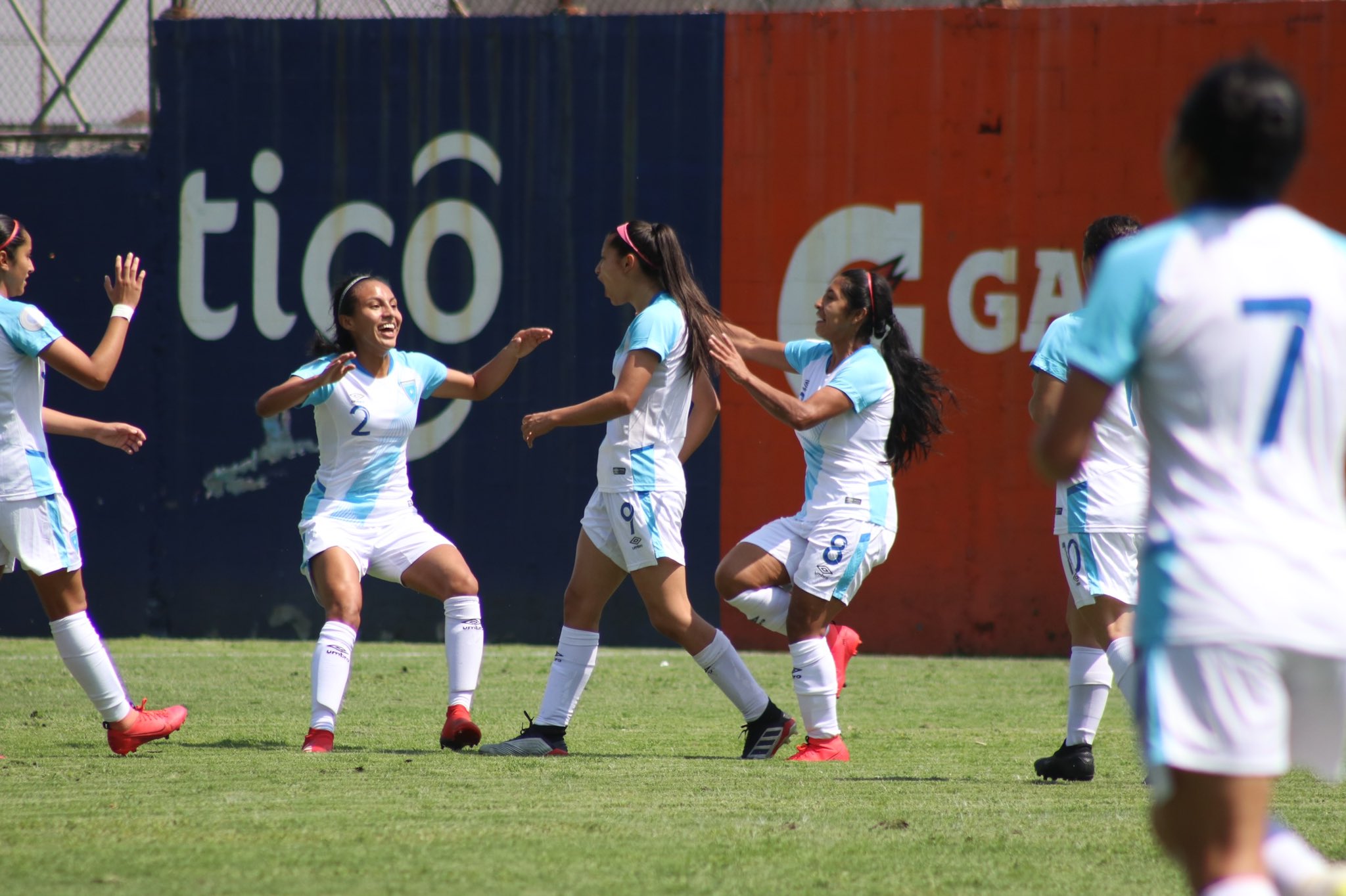 Andrea Álvarez festeja con sus compañeras de selección. (Foto Prensa Libre: Fedefut)