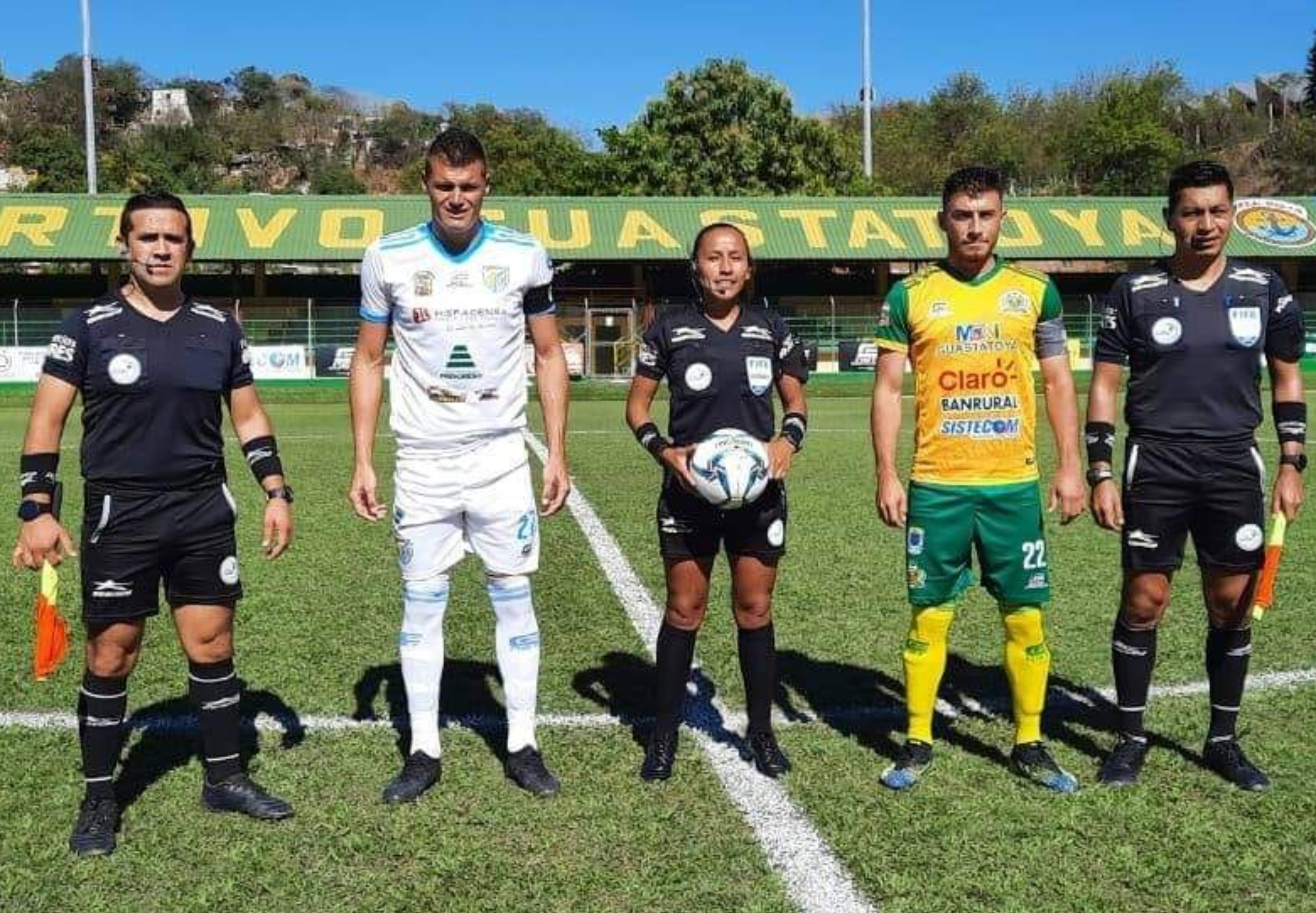 Astrid Gramajo se convirtió en la primera árbitra en la Liga Nacional de Futbol de Guatemala. En la foto con los asistentes y capitanes de Guastatoya y Sanarate. Foto Prensa Libre: Cortesía Tercer Tiempo. 