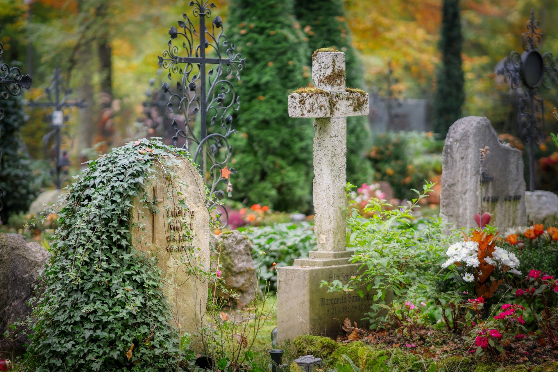 Un adulto de la tercera edad de quedó encerrado en un  cementerio, luego de visitar la tumba de su esposa. (Foto Prensa Libre: Pixabay)