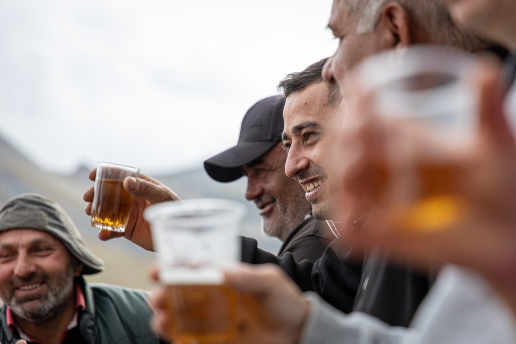 La venta de alcohol en los estadios del Mundial de Qatar 2022 estará permitida pero solo para algunos asistentes. (Foto Prensa Libre: Unsplash)