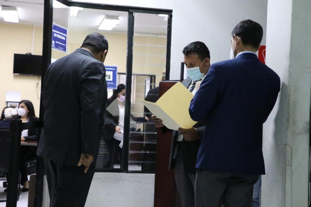 Abogados acuden el último día del plazo a entregar papelería para el proceso de designación a la CC. (Foto: Congreso)