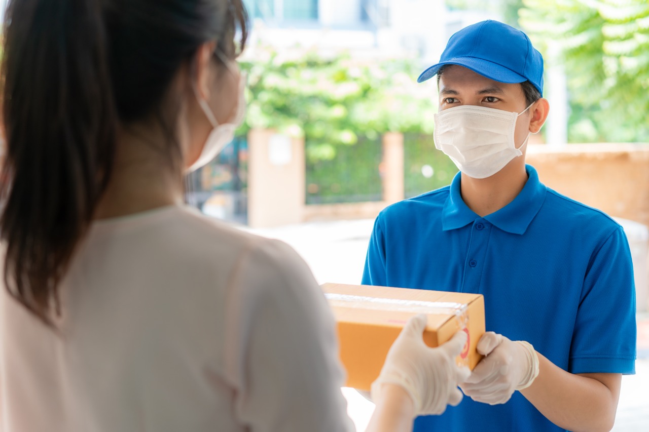 Los hábitos de los consumidores han cambiado impulsados por la pandemia, esto ha hecho que las empresas den giros en sus negocios para atender según la nueva modalidad de compra. Foto: Freepik