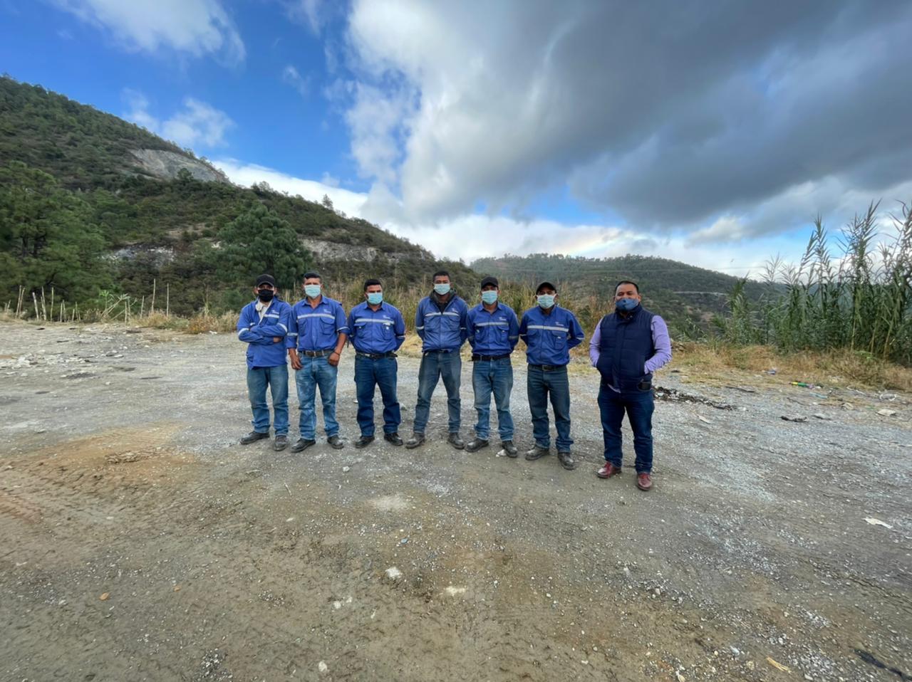 Los seis trabajadores de la empresa Tega, luego de ser liberados. (Foto: cortesía)