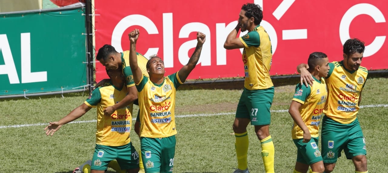 Los jugadores de Guastatoya celebran en el juego contra Municipal. (Foto Prensa Libre: Esbin García)