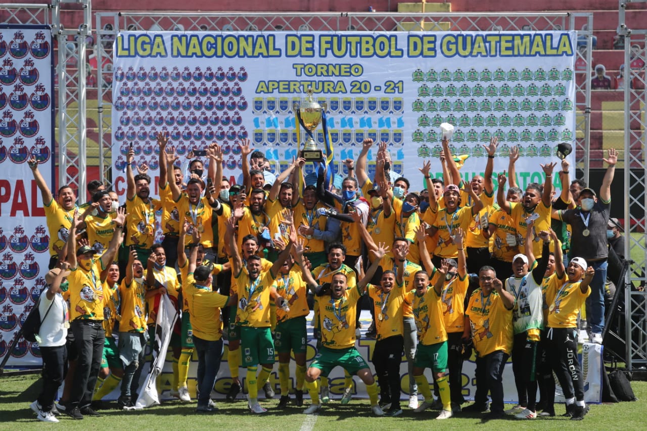 Guastatoya festeja con la copa de campeón del Torneo Apertura 2020. Foto Prensa Libre: Érick Ávila.