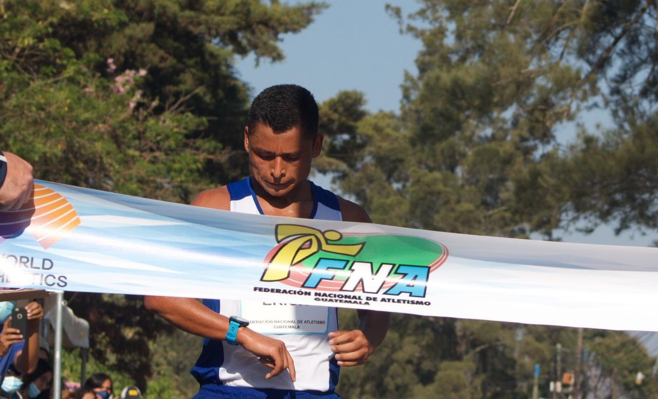 Érick Barrondo en el momento que ingresa a la meta en el Campeonato Nacional 2021. (Foto Federación de Atletismo).