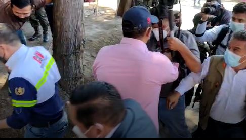 Momento en que un trabajador gubernamental empuja al periodista Héctor Cordero.