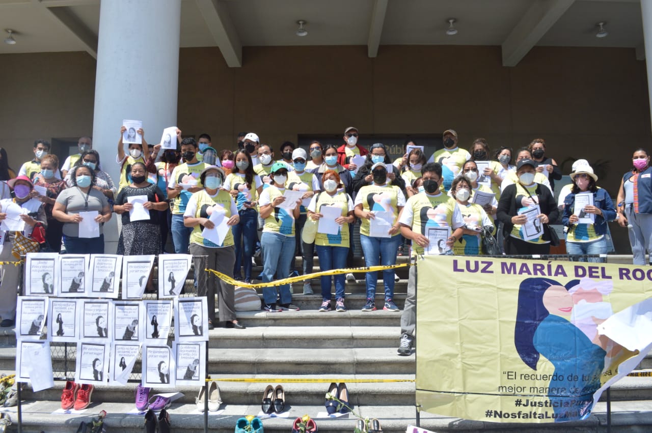 Familiares, amigos y mujeres de Luz María del Rocío López se reunieron frente al Ministerio Público para exigir justicia y por todos los casos de femicidio en el país. (Foto Prensa Libre: Érick Ávila)