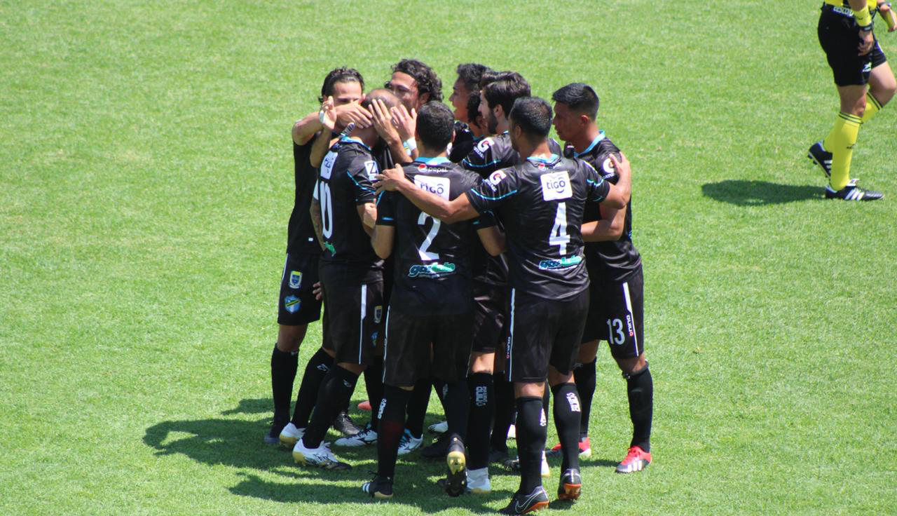 El Moyo Contreras es felicitado por sus compañeros después de anotar contra Antigua. Foto Cortesía Byron Mendoza.