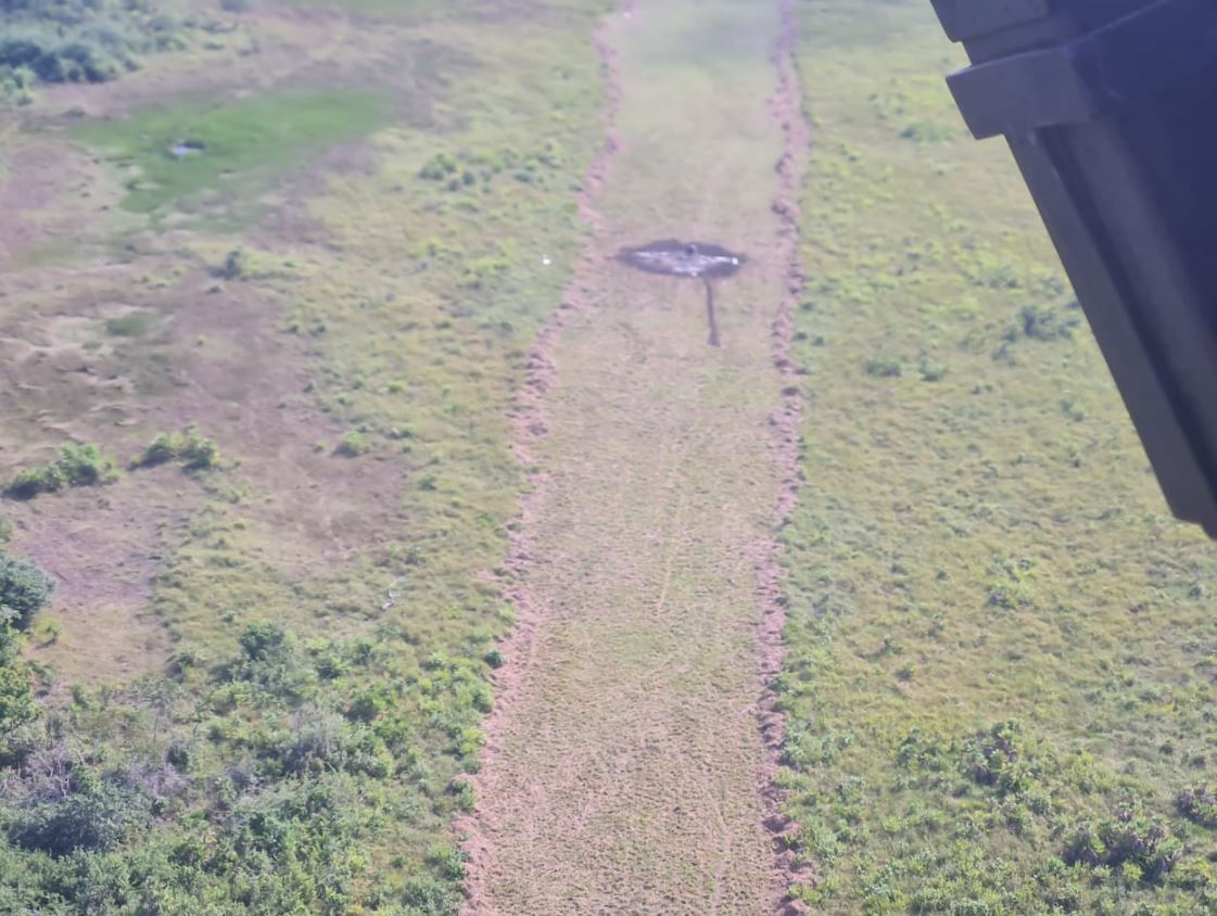 Avioneta que ingresó ilegalmente al país y que fue incinerada por narcos en Petén. (Foto Prensa Libre:  Ejército de Guatemala.