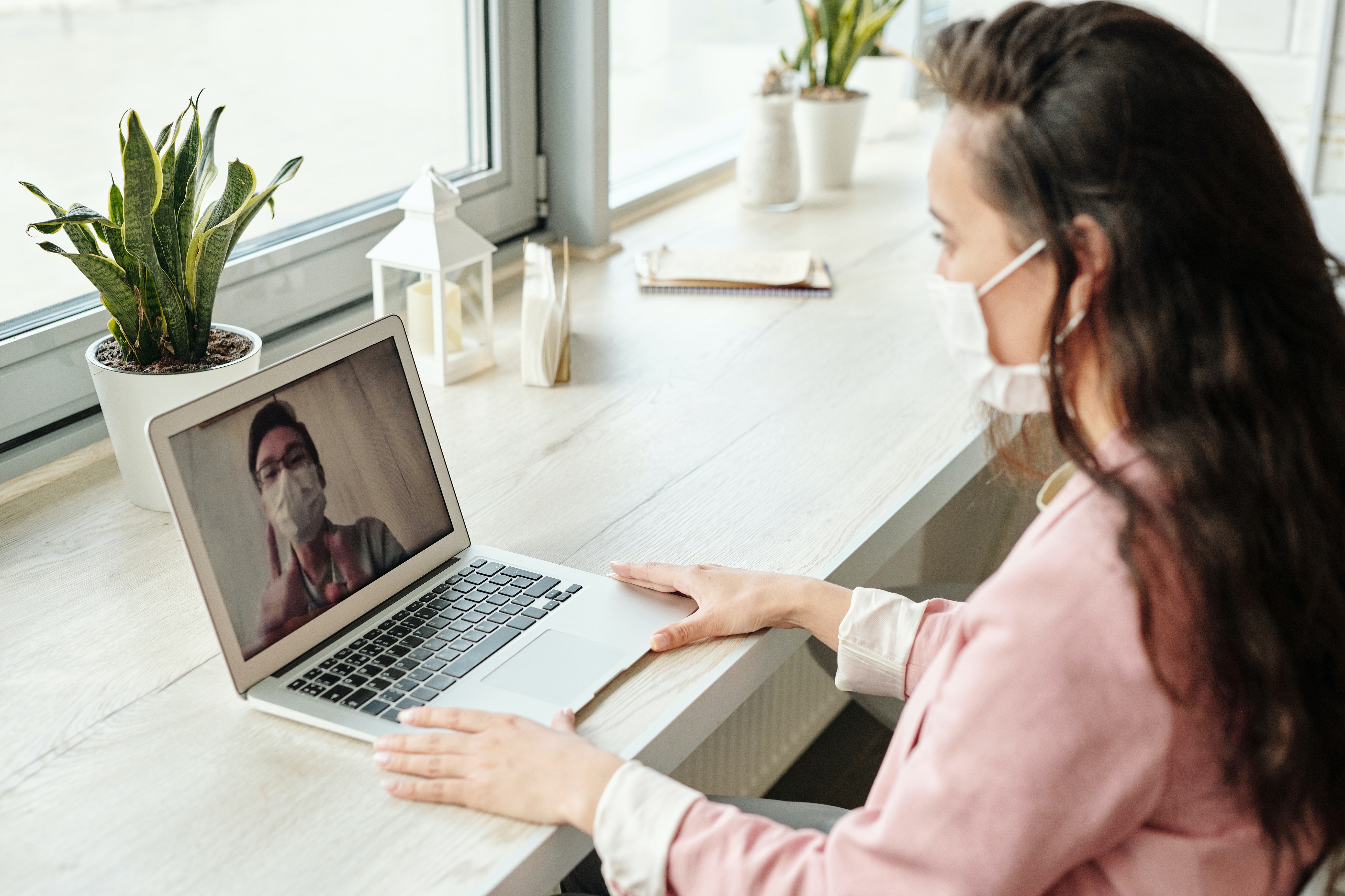 El mantenerse en comunicación con los clientes es un factor invaluable para la experiencia de compra de productos y servicios.  (Foto Prensa Libre: Jenner/Pexels)