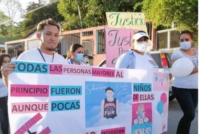 Familiares y vecinos participan en la caminata en Melchor de Mencos, Petén. (Foto: Wílder López)